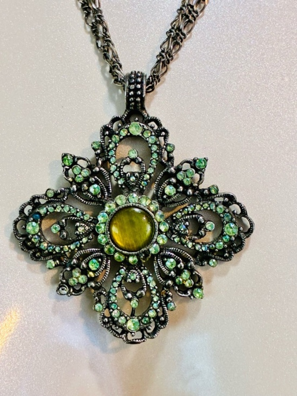 Antique-Style Green Gem Floral Filigree Necklace